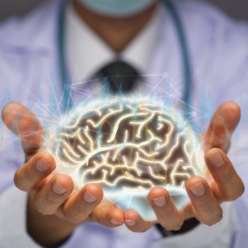 Cerveau tenu par medecin